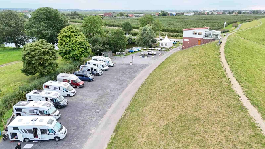 ©Kai-Uwe Gosch Wohnmobilstellplatz am Neuenschleuser Yachthafen Wohnmobilstellplatz am Neuenschleuser Yachthafen © Gemeinde Jork