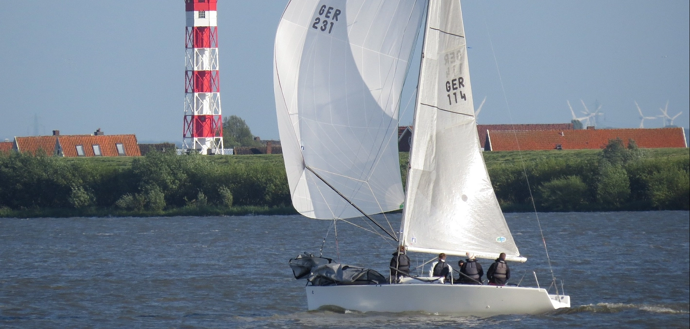 © Pixabay Segler vor einem Leuchtturm