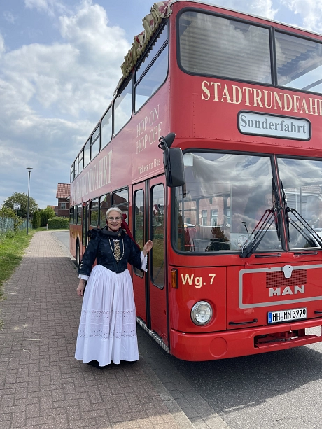 © Tourist-Info Altes Land Blütendoppeldecker mit Gästeführerin in Tracht&nbsp;&copy;&nbsp;© Tourist-Info Altes Land