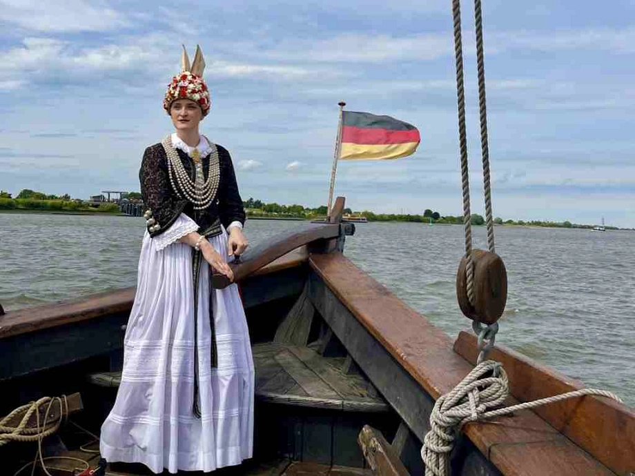 © Tourist Info Altes Land - Blütenkönigin auf großer Fahrt © Tourist Info Altes Land - Blütenkönigin auf großer Fahrt © © Tourist Info Altes Land