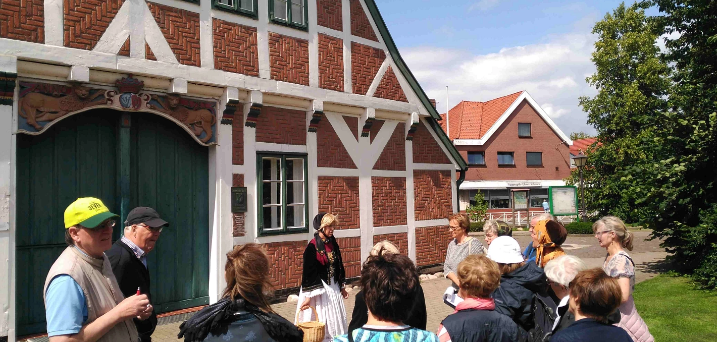 © Tourist Info Altes Land Gästeführer mit Gruppe