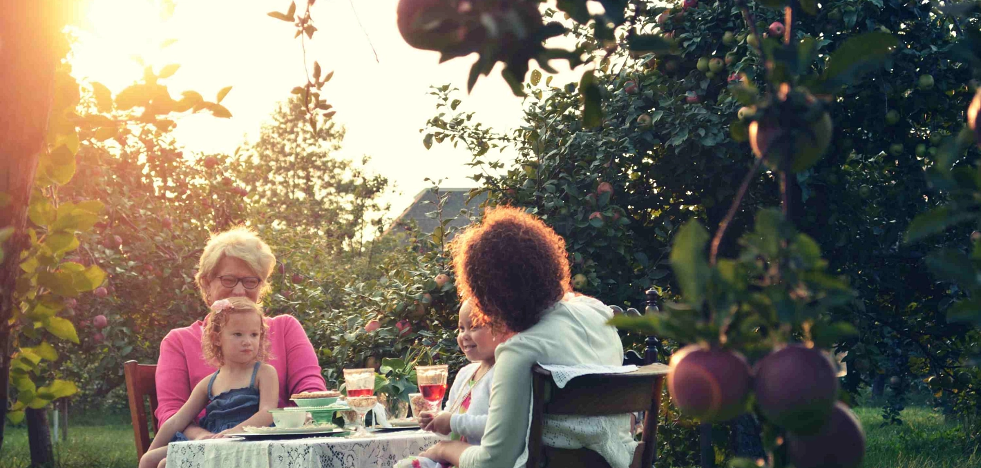 © FreeStock Photos Familie im Grünen