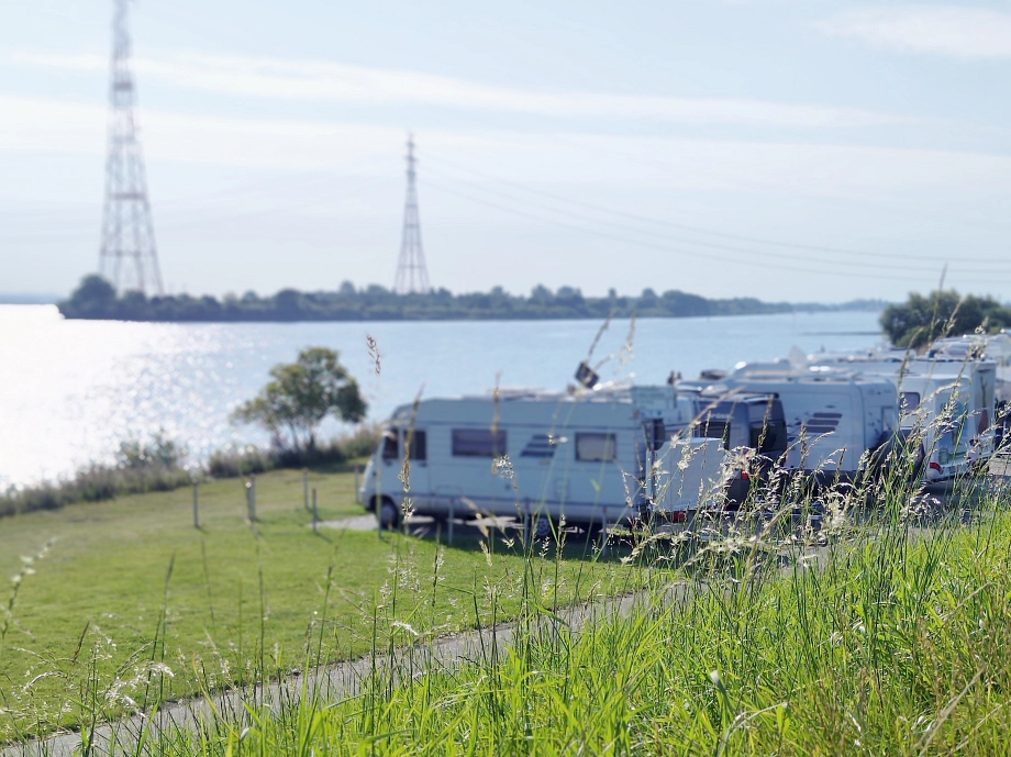 Wohnmobilstellplatz am Deich in Hollern-Twielenfleth Wohnmobilstellplatz am Deich in Hollern-Twielenfleth © Tourist Information Altes Land