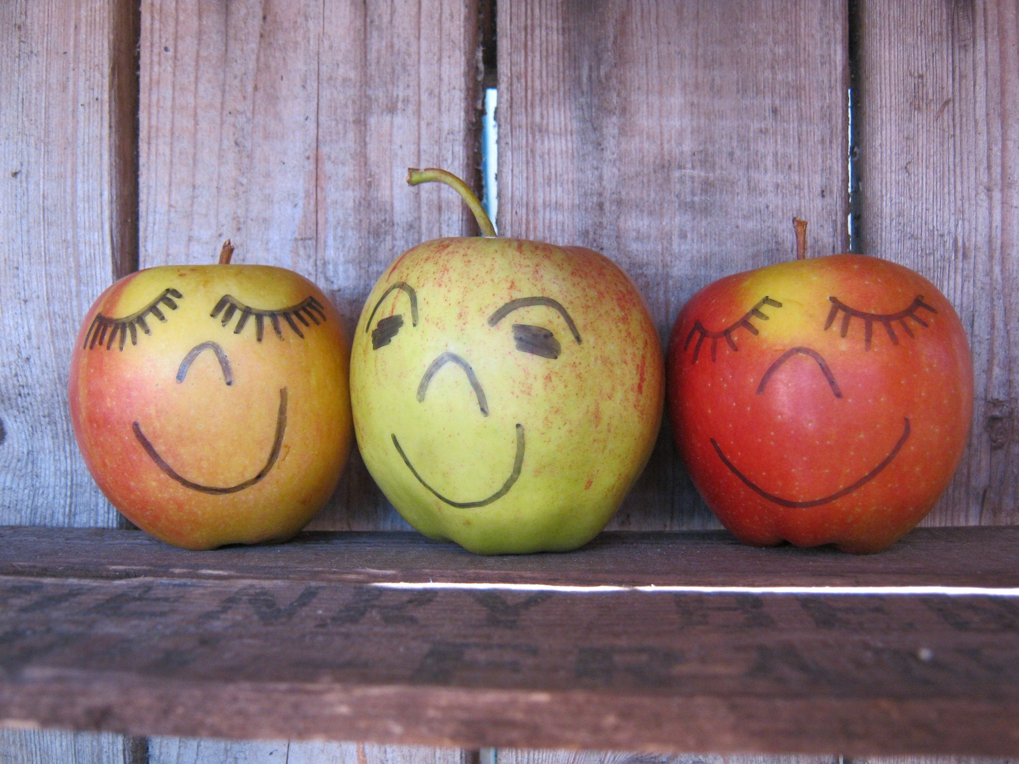Äpfel mit fröhlichen Gesichtern